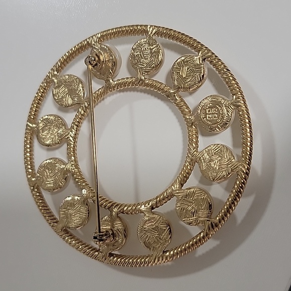 Authentic Excellent Condition Givenchy Pearl Gold Tone Pin Brooch Paris New York - Picture 6 of 9